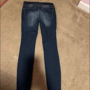 Stretchy jeans with back pockets